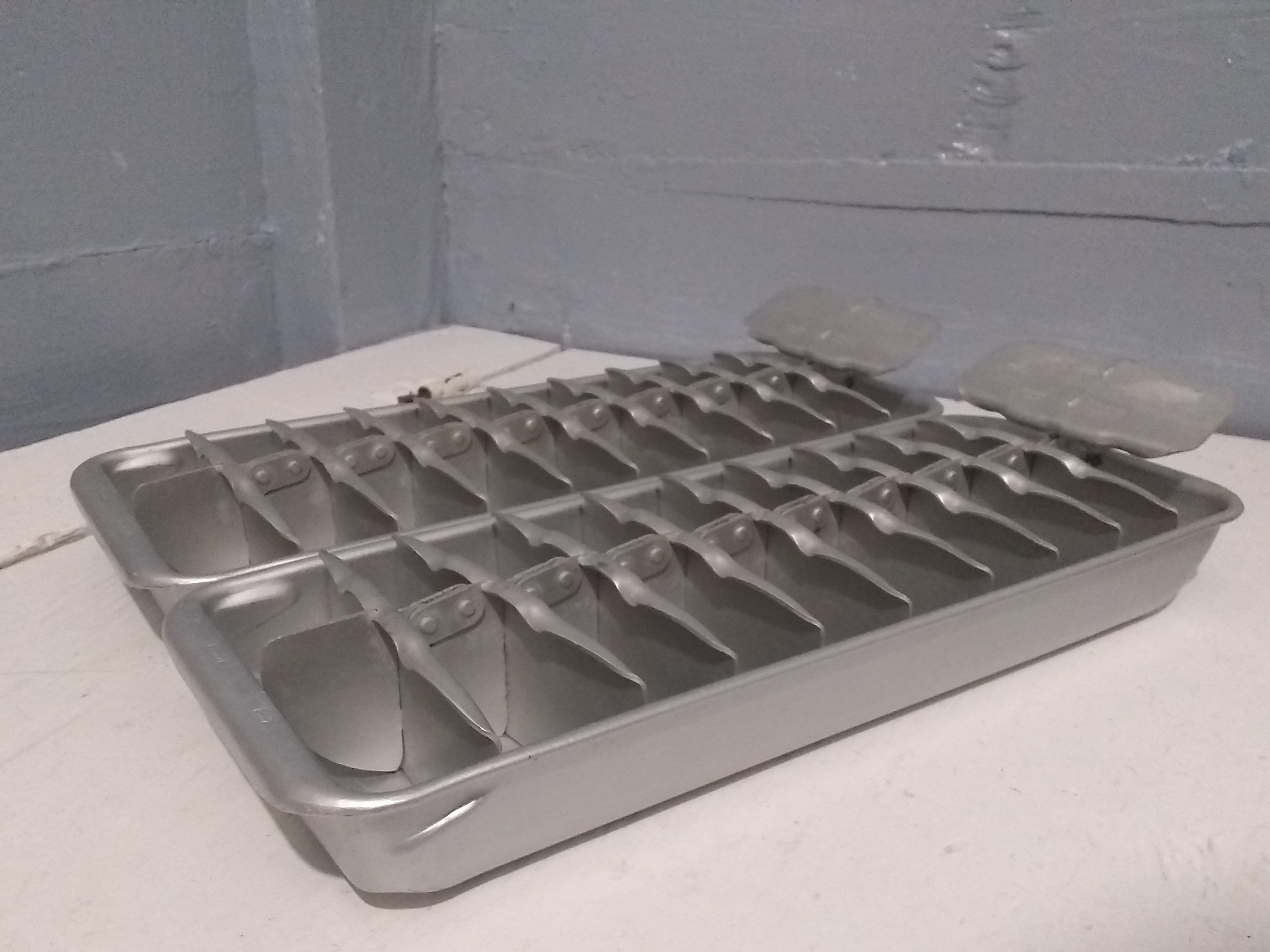 Vintage 1950's Aluminum Metal Ice Tray With Easy Release Handle Set Of –  Shop Cool Vintage Decor