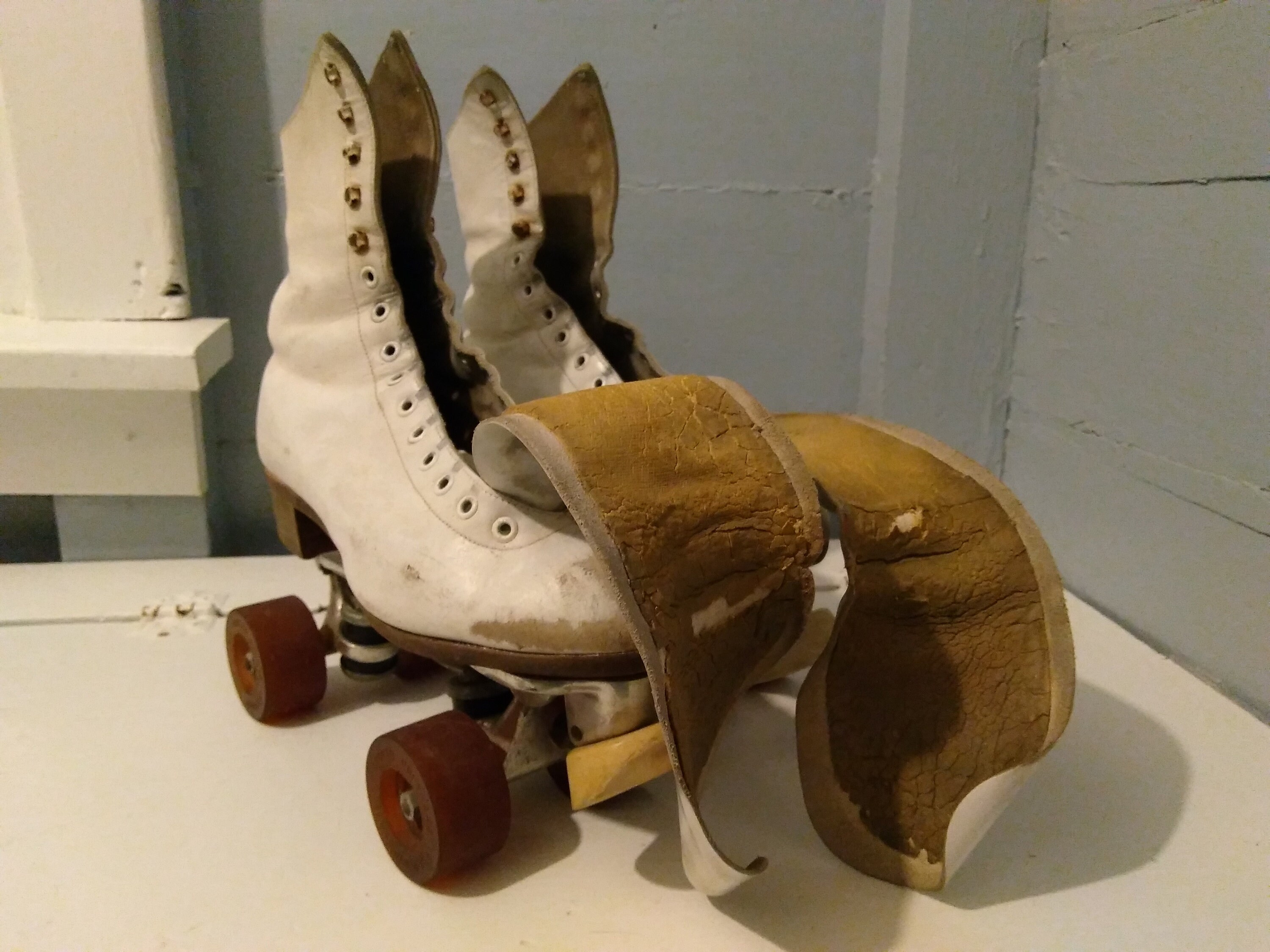 Vintage Four Wheel Roller Skates Womens White Leather Size 9 1/2 to 10