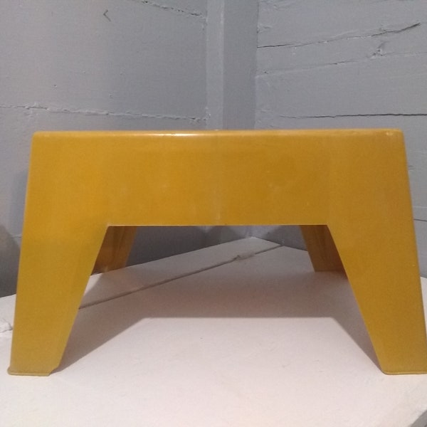 70s Retro One Step Stool Sturdy Plastic Mustard Color Bathroom Closet Kitchen Utility Photo Prop RhymeswithDaughter