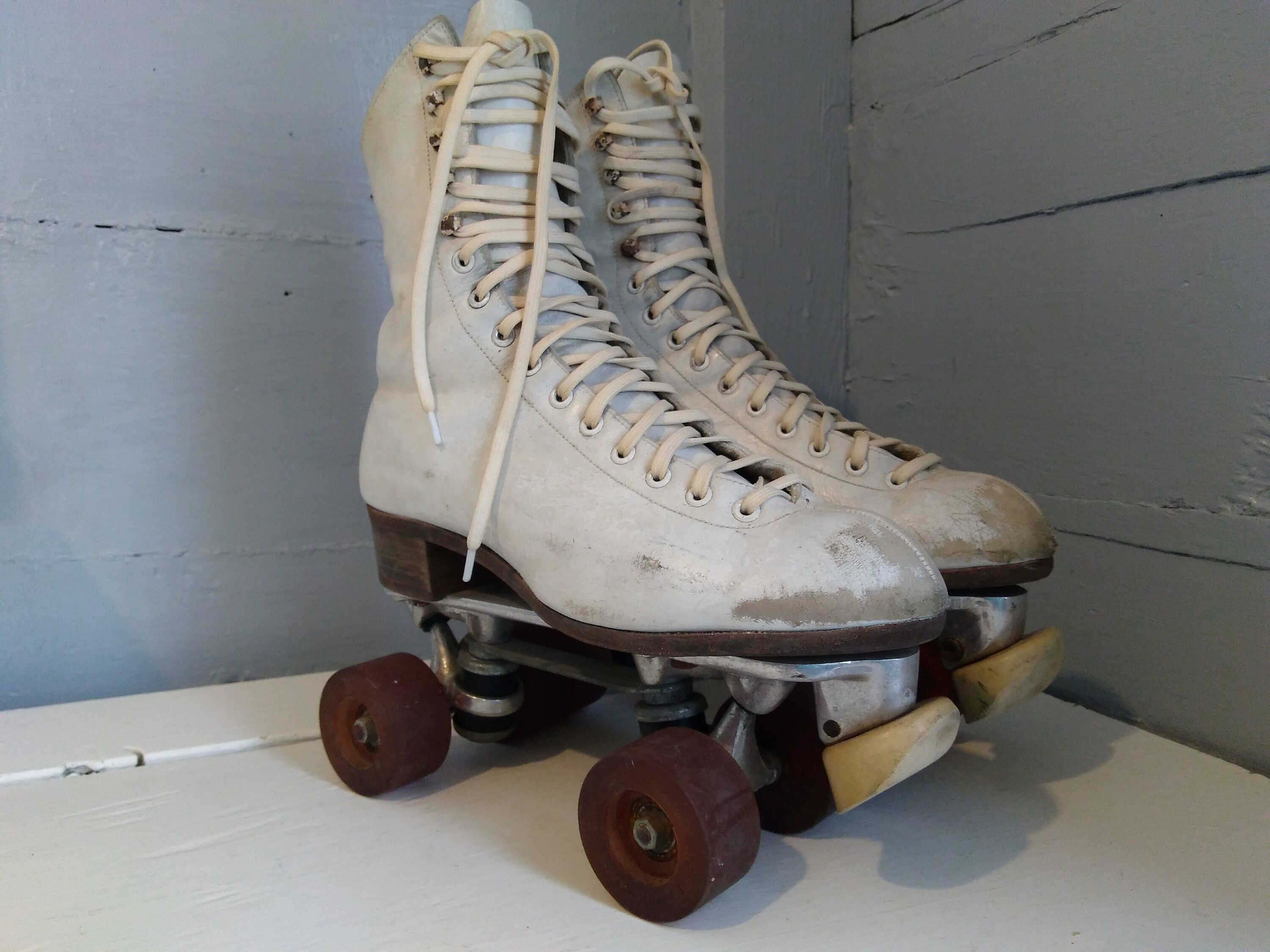 Vintage Four Wheel Roller Skates Womens White Leather Size 9 1/2 to 10