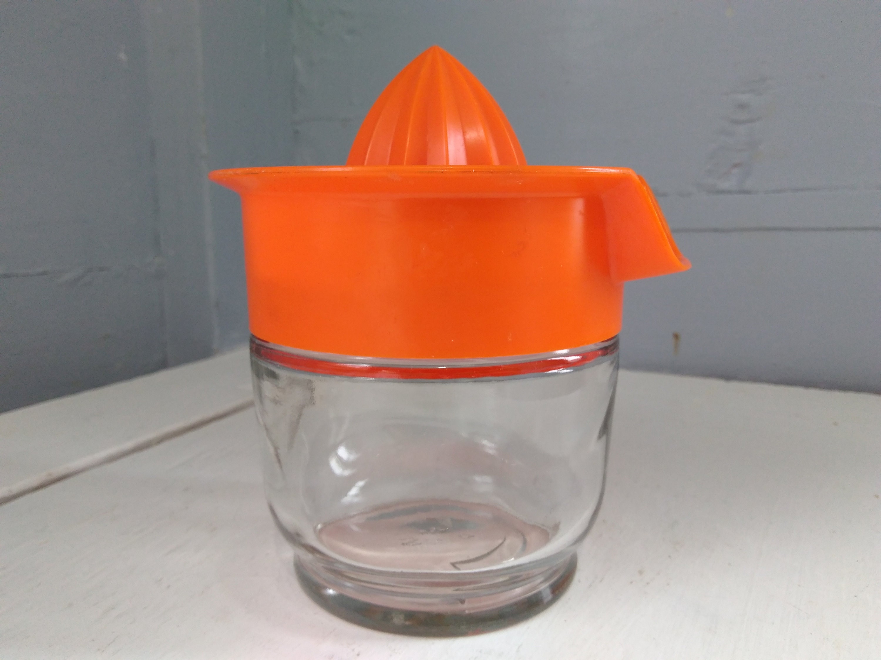 Glass Juicer with Pouring Spout Hand Juicer Kitchen Gadget Lemon Juicer