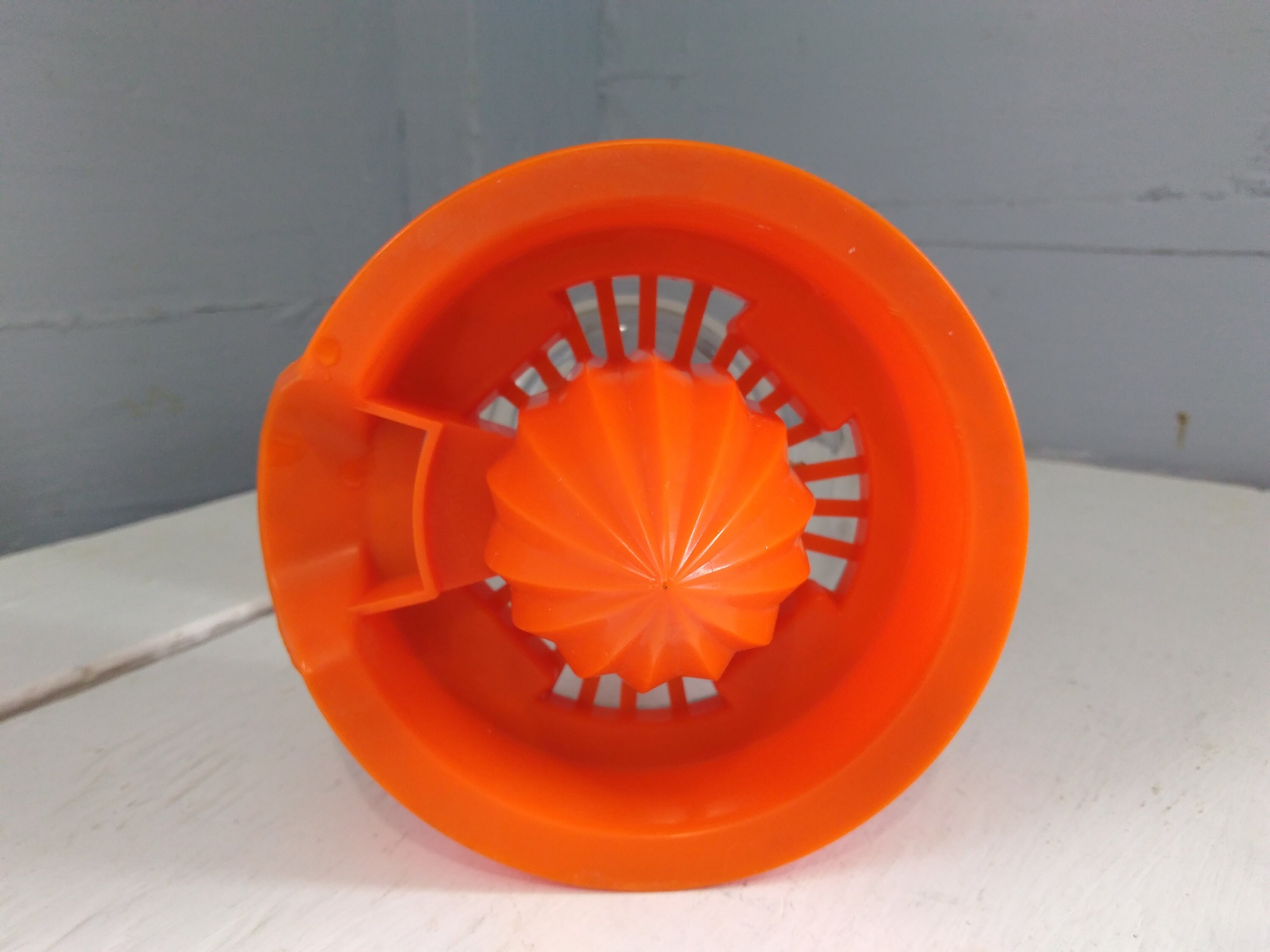 Glass Juicer with Pouring Spout Hand Juicer Kitchen Gadget Lemon Juicer