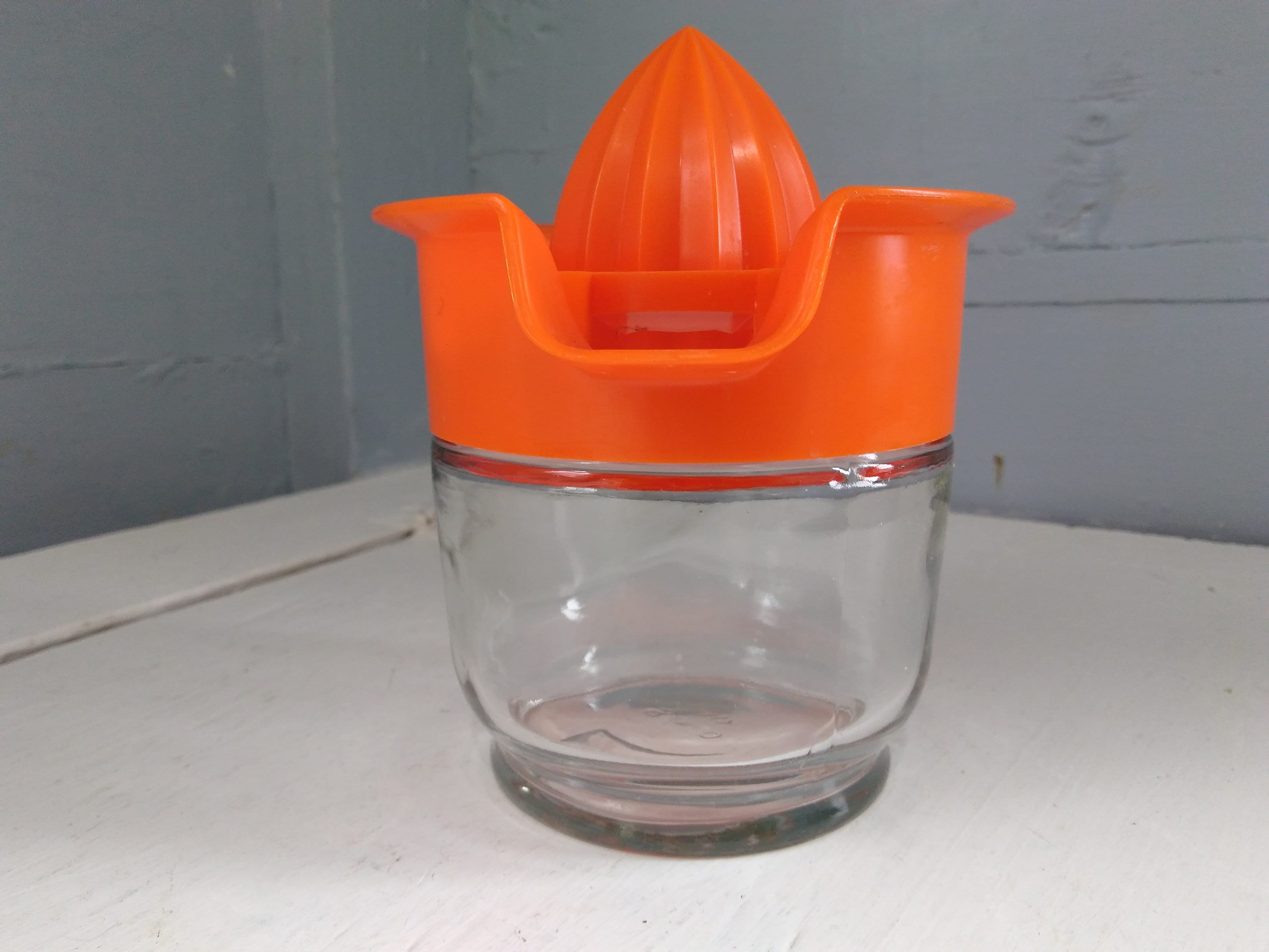 Glass Juicer with Pouring Spout Hand Juicer Kitchen Gadget Lemon Juicer Orange Juicer Photo Prop