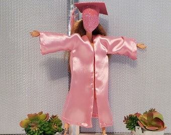 Birrete y toga de graduación para muñecas de moda y figuras de acción en color rosa