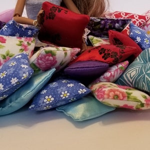 Almohada hecha a mano - Almohada para muñecas - Almohada para casa de muñecas - Accesorio para casa de muñecas - Almohadas - Accesorio para muñecas de 30 cm - Mini almohada - Almohada miniatura a escala 1/6