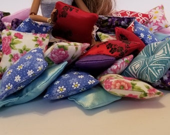 Almohada en miniatura hecha a mano para casa de muñecas – Escala 1:6, Telas variadas