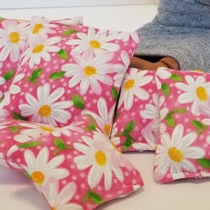 Margarita blanca sobre almohadas de casa de muñecas rosas, almohada de muñeca, almohada en miniatura, accesorio mini casa de muñecas, listo para enviar