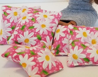 Cojín para casa de muñecas, margarita blanca sobre fondo rosa, escala 1:6