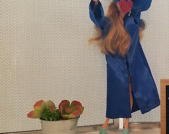 Toga y birrete de graduación para muñecas de moda y figuras de acción.