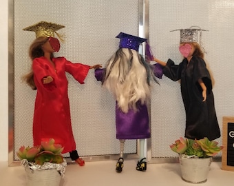 Toga y birrete de graduación para muñecas de moda, figuras de acción y otras muñecas.