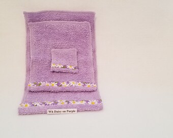 Handgefertigtes Fliederfarbenes Puppen Handtuch Set, Puppenhaus Badezimmer Accessoires