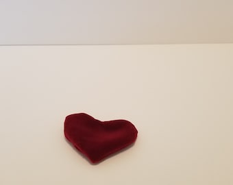 Coussin de cœur miniature en velours rouge, prêt à expédier un souvenir de cœur pour les petites mains, ornement en forme de cœur