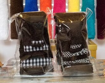 Schwarzes Puppen Handtuch Set mit Vichykaro Borte