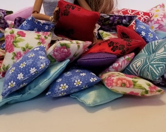 Cojín decorativo en miniatura para casa de muñecas con estampado floral, escala 1:6