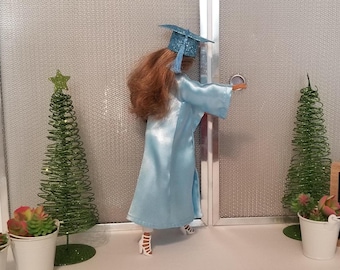 Puppen-Abschlussmütze und Kleid, hellblauer Satin, Glitzermütze