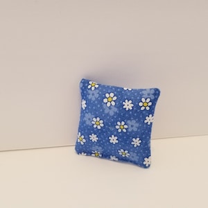 Almohadas de casa de muñecas, mini almohada Daisy azul, almohada en miniatura, hecha a pedido