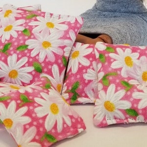 Almohada miniatura, Margarita blanca en accesorio de casa de muñecas rosa, almohada de flores, almohada de sofá, almohada de muñeca