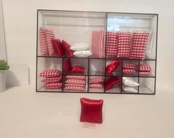 Almohada de satén para muñeca: almohadas rojas en miniatura, hechas a mano por encargo