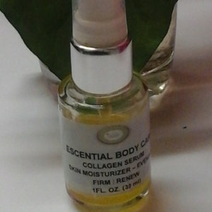 Puede incluir: Una botella de vidrio transparente con una tapa plateada y una etiqueta blanca. La etiqueta dice "Essential Body Care Collagen Serum Skin Moisturizer - Even Firm | Renew 1 fl oz (30 ml)"