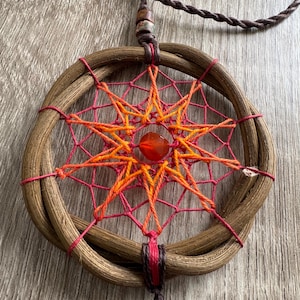 Op de afbeelding: Een set van drie keramische nestkommen in verschillende maten. De kommen hebben een gespikkelde, matte afwerking in crème, lichtgrijs en donkergrijs. Elke kom is afgerond met een licht uitlopende rand.