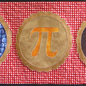 Puede incluir: Cinco costras de pastel decorativas con diferentes rellenos. Las costras son marrones y tienen un borde festoneado. Los rellenos son arándanos, un símbolo de pastel, chispas de chocolate y un patrón de celosía.