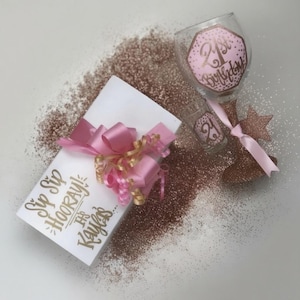 Caja de regalo con copas de vino pintadas a mano - 21 copas de vino con confeti rosa oro rosa y purpurina personalizadas para cumpleaños número 21. ¡Sip Sip Hooray!