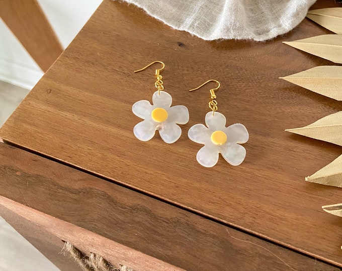 New! // Acrylic Daisy Earrings