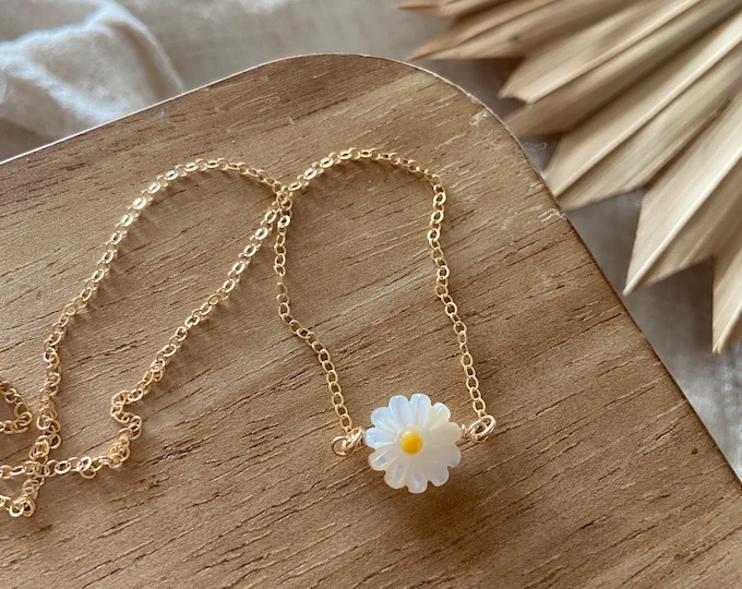 New! // Simple Daisy Mother of Pearl Necklace