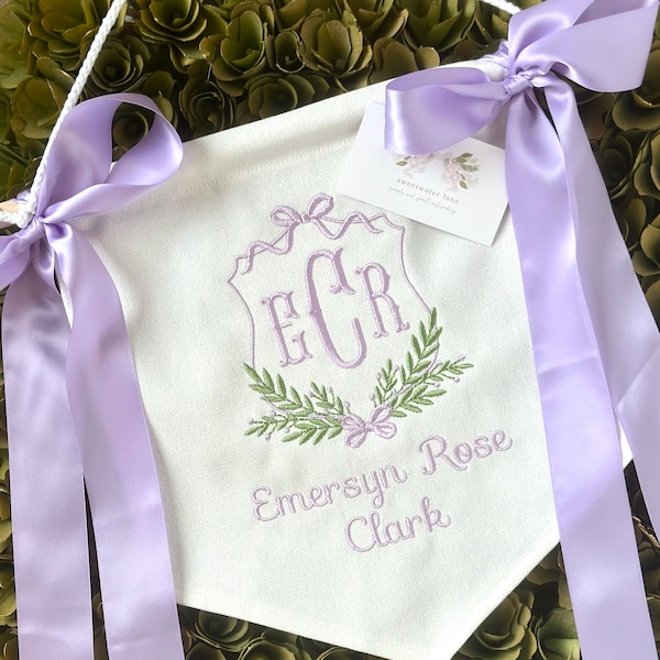 Banner personalizado para bebé, color lavanda, lila y morado, con escudo floral, ideal para la puerta del hospital o la cuna, con lazos de satén o tela y tarjeta con datos de nacimiento.