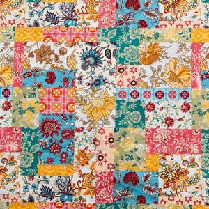 Può includere: Un tessuto patchwork caratterizzato da un motivo ripetitivo di blocchi rettangolari. Il design include motivi floreali, complesse illustrazioni botaniche e forme geometriche in vivaci tonalità di verde acqua, giallo, rosa, rosso e crema.