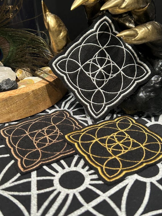 Witch’s Knot Patch – Embroidered Protection Symbol – Iron-On Sigil for Jackets, Bags, or Altars – Witchcore Folk Magic Accessory