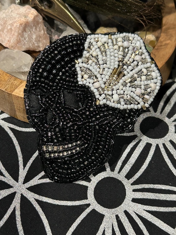 Memento Vitae Brooch – Hand-Embroidered Reminder to Live – Witchy Accessory – Latin Motto – Symbolic Gift for Witches & Dreamers