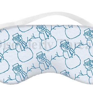 Può includere: Una maschera per dormire bianca con un motivo a pupazzo di neve blu. I pupazzi di neve indossano cappelli e sciarpe.