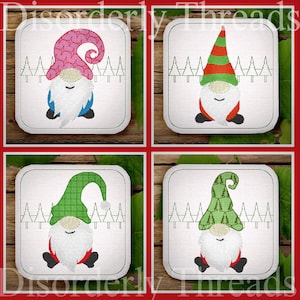 Może przedstawiać: Cztery haftowane wzory krasnoludków z różnokolorowymi czapkami i brodami. Każdy krasnal siedzi ze skrzyżowanymi nogami i ma za sobą rząd małych drzewek. Wzory są na białym tle z czerwoną ramką.