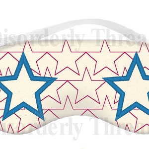 Può includere: Maschera per dormire color crema con un motivo a stelle rosse ripetute e due grandi stelle blu. La maschera ha un elastico bianco per una vestibilità confortevole.