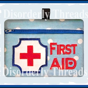 Puede incluir: Una bolsa con cremallera azul y blanca de lunares con una cruz roja bordada y las palabras "FIRST AID" en rojo. La bolsa está etiquetada con "Disorderly Threads".