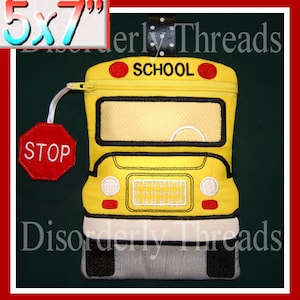 Könnte beinhalten: Eine gelbe, busförmige Reißverschlusstasche mit einem roten Stoppschild. Die Tasche ist 5 Zoll mal 7 Zoll groß und hat das Wort "SCHOOL" auf der Vorderseite gestickt.