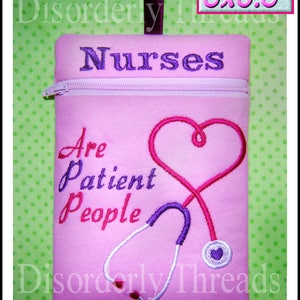 Puede incluir: Bolsa rosa con cremallera con el texto "Nurses Are Patient People" bordado en rosa, morado y blanco. También se borda un estetoscopio y un corazón en la bolsa. La bolsa mide 15,24 x 21,59 cm.