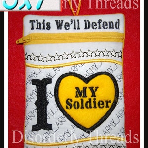 Puede incluir: Una bolsa blanca con cremallera y un tirador dorado. La bolsa está decorada con estrellas negras y las palabras "This We'll Defend" y "I Love My Soldier" en bordado negro. La bolsa mide 5 pulgadas por 7 pulgadas.