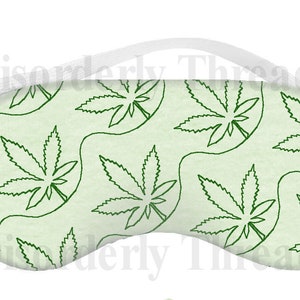 Può includere: Una maschera per dormire verde con un elastico bianco. La maschera ha un motivo di foglie di marijuana verdi su uno sfondo verde chiaro.