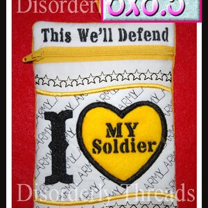 Puede incluir: Bolsa blanca con cremallera dorada y un corazón bordado en negro que dice "Te amo mi soldado" sobre un fondo blanco con un borde negro y dorado. La bolsa mide 15,2 cm por 21,6 cm.