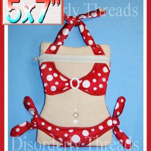 Op de afbeelding: Een novelty etui met ritssluiting in de vorm van een rode polka dot bikini. De etui is ongeveer 13x18 cm en heeft een witte rits, een witte strik en een naveldetail. De achtergrond is lichtbeige.