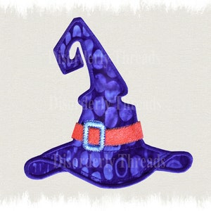 Puede incluir: Sombrero de bruja morado con ribetes naranja y azul. El sombrero tiene una parte superior puntiaguda y un ala ancha. El sombrero está decorado con un patrón de pequeños círculos.