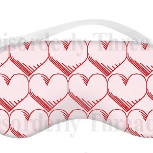 Può includere: Una maschera per dormire rosa con un elastico bianco. La maschera ha un motivo ripetuto di cuori rossi delineati.