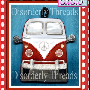 Könnte beinhalten: Rote und weiße vintage Van-förmige Reißverschlusstasche mit einem Peace-Zeichen auf der Vorderseite. Die Tasche ist 15,2 cm x 21,6 cm groß und trägt den Text "Disorderly Threads" oben und unten.