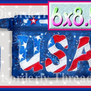 Peut inclure: Une pochette en tissu bleu avec un motif "USA" rouge, blanc et bleu et une étoile rouge, blanche et bleue. La pochette a une sangle et mesure 15,24 x 21,59 cm. "Disorderly Threads" est imprimé en bas.