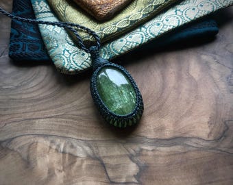 Deep green Kyanite pendant, rare green Kyanite, macrame necklace, flashy kyanite, oval shape, green lover, boho gemstone necklace, Kyanite