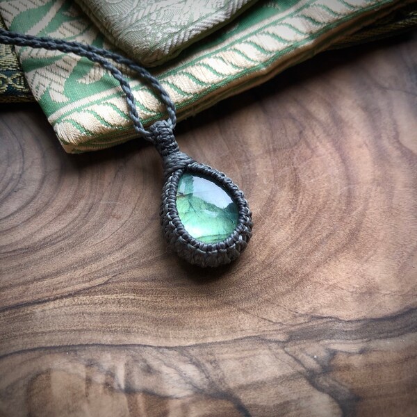 Sage green labradorite pendant, little knotted macrame necklace, small pendant, protection labradorite, anneroza, gemstone necklace