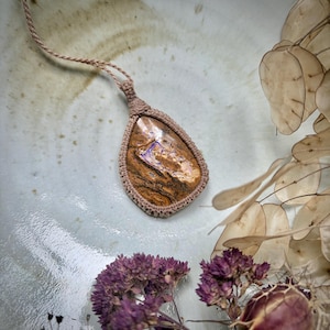 Ópalo australiano morado grande, ópalo de roca, color lavanda, ópalo nuez, koroíta, ópalo natural, ópalo de forma elegante, anneroza, colgante de cristal
