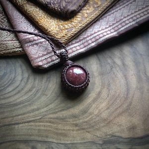 Round little Rhodonite pendant, dark macrame cord, aubergine, bordeaux, macrame necklace Australian Rhodonite, small pendant, round shape